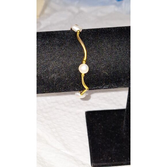 A Pearl and Gold Tone Stretchy Bracelet Elegant Dainty Feminine Minimalist - Picture 4 of 7